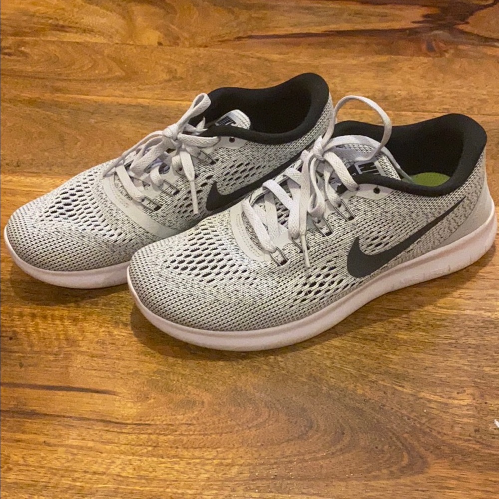 Nike free run flyknit tennis shoes - size 6.5